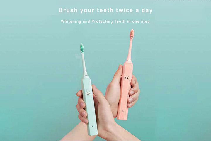 Brushing teeth by using electric toothbrush